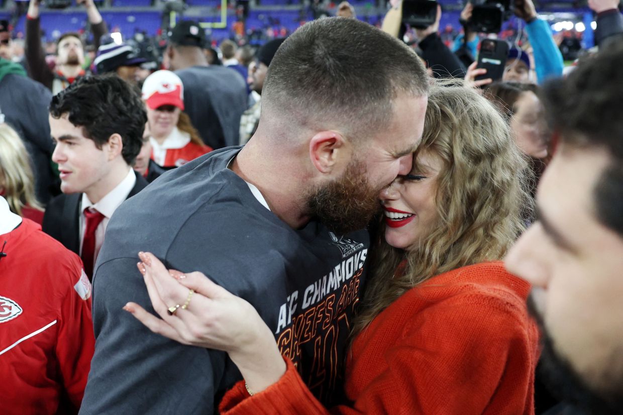 Taylor Swift Kisses Super Bowl-bound Travis Kelce