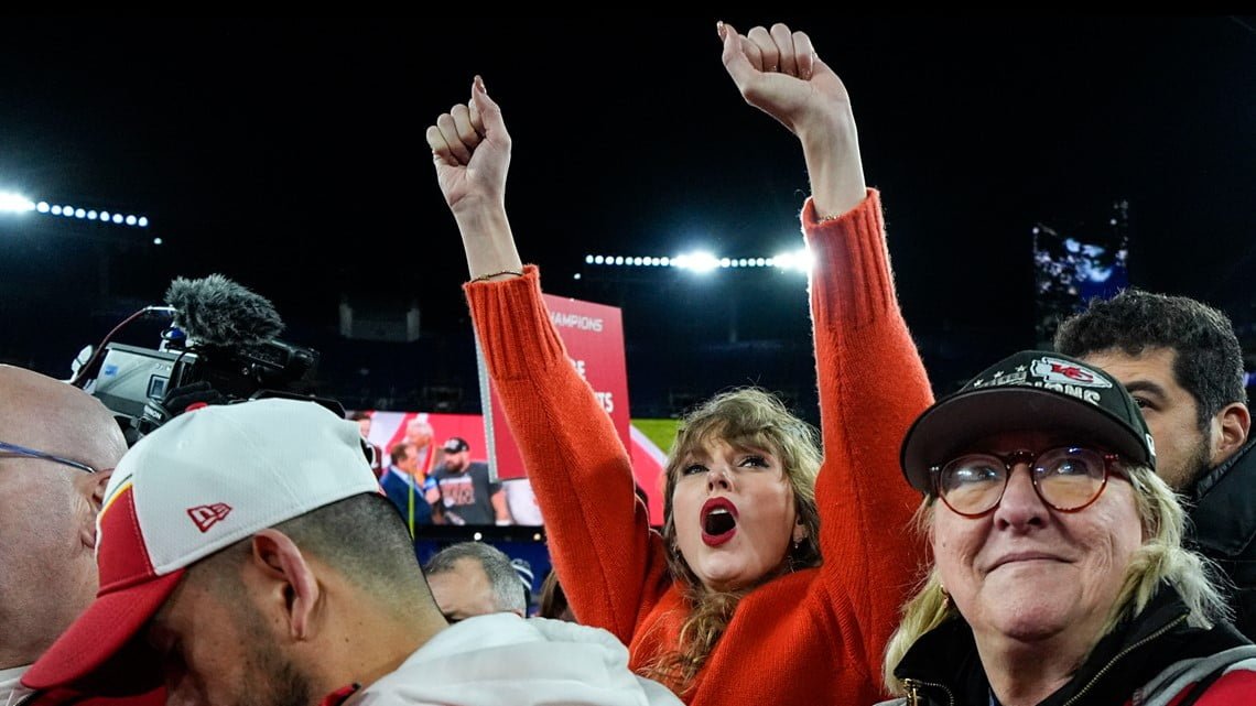 Taylor Swift Kisses Super Bowl-bound Travis Kelce