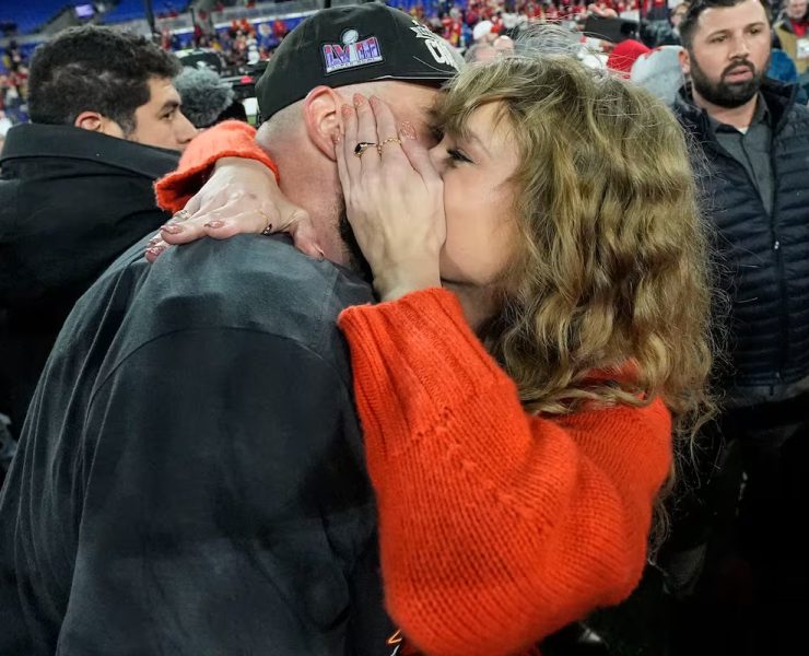 Taylor Swift Kisses Super Bowl-bound Travis Kelce