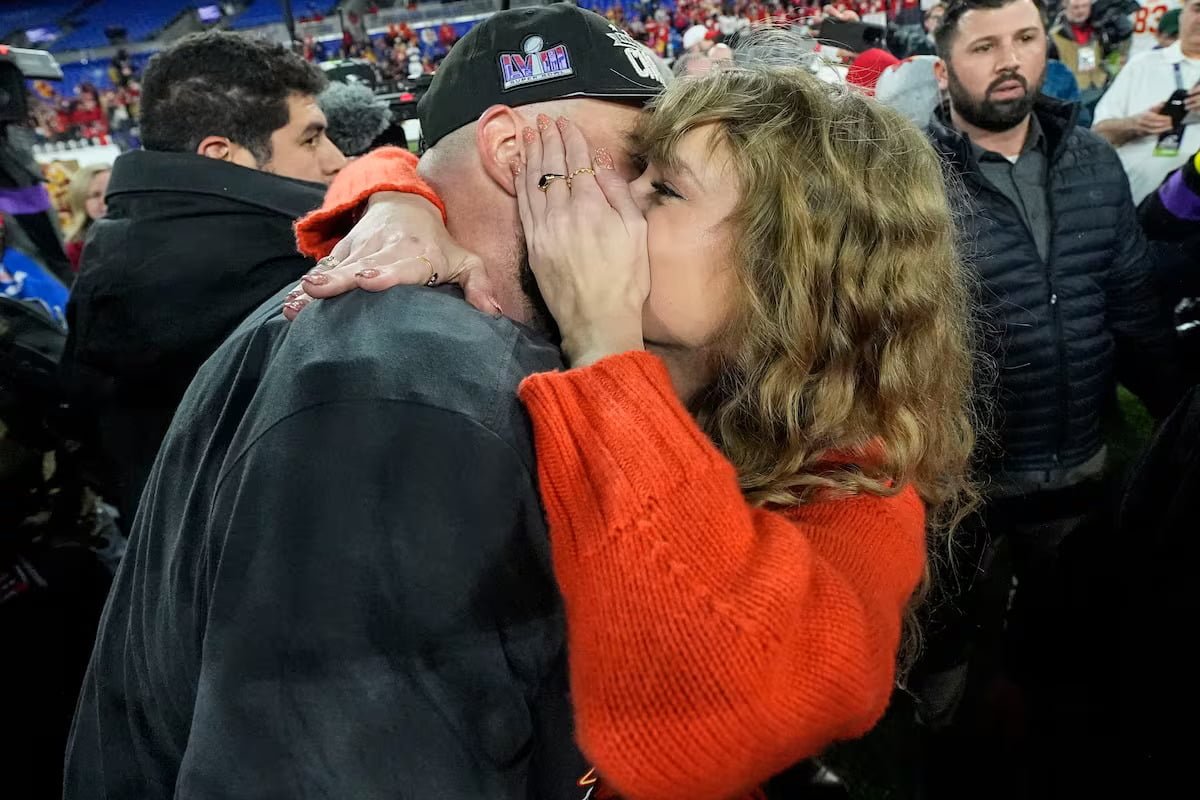 Taylor Swift Kisses Super Bowl-bound Travis Kelce