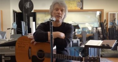 جون بون جوفى يطالب الجمهور بكتابة أغنية معه بعد إصابة أحد أعضاء فرقته بفايروس كورونا