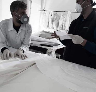 دور الأزياء حول العالم تُصنّع مستلزمات للوقاية من كورونا