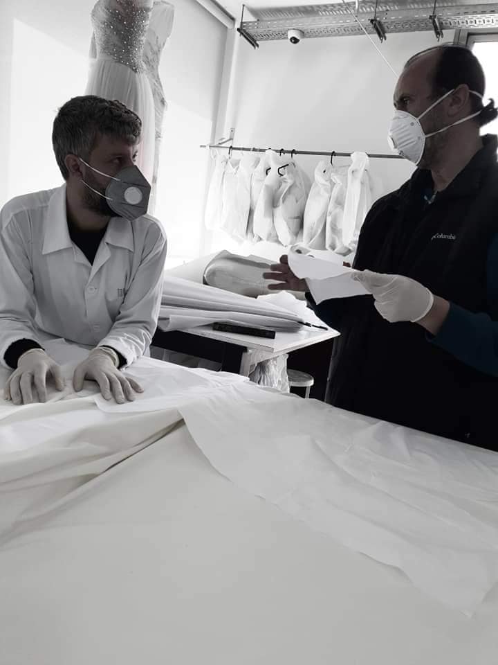 دور الأزياء حول العالم تُصنّع مستلزمات للوقاية من كورونا