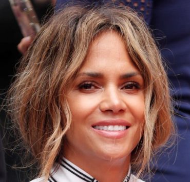 تعرفي على السر الذي تستخدمه هالي بيري للحفاظ على شباب بشرتها