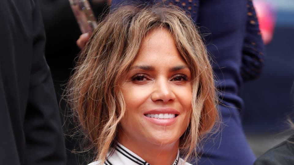 تعرفي على السر الذي تستخدمه هالي بيري للحفاظ على شباب بشرتها