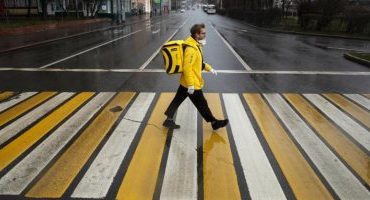 مليونير روسى يعمل "ديلفرى" لقتل ملل حظر "كورونا"