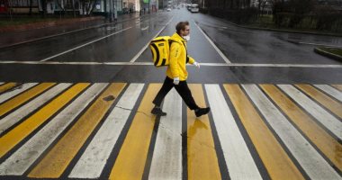 مليونير روسى يعمل "ديلفرى" لقتل ملل حظر "كورونا"