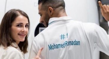 بقميص نمبر 1.. محمد رمضان مع شام الذهبى بعيادتها..