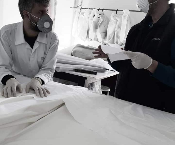 مستلزمات الوقاية من كورونا تنتجها دور الأزياء حول العالم