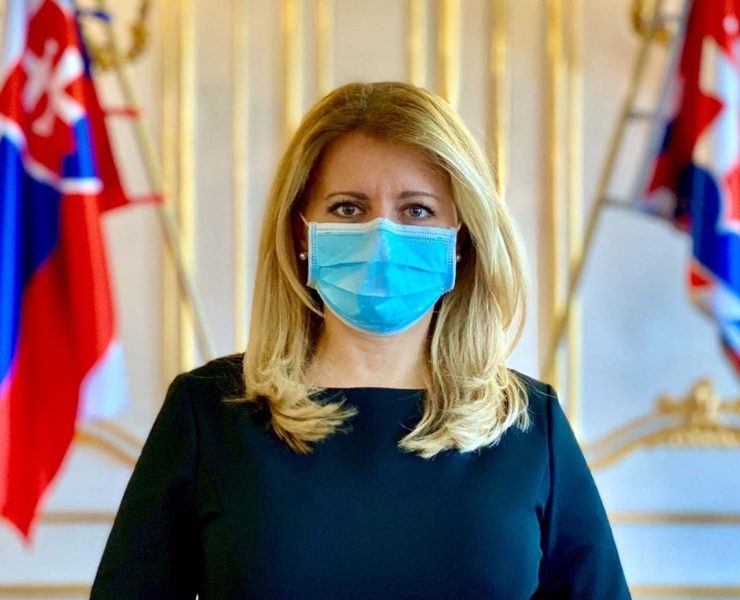 رئيسة سلوفاكيا كماماتها تتناسب مع أزيائها