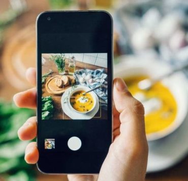 الصحة العالمية: كورونا لا ينتقل عبر (دلفري الطعام )