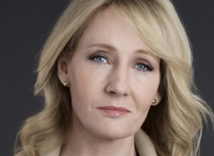 كيف تخلصت كاتبة بريطانية شهيرة من أسوأ أعراض كورونا