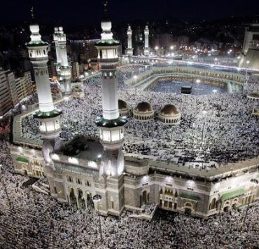 إقامة صلاة التراويح في الحرمين الشريفين وتخفيفها إلى خمس تسليمات