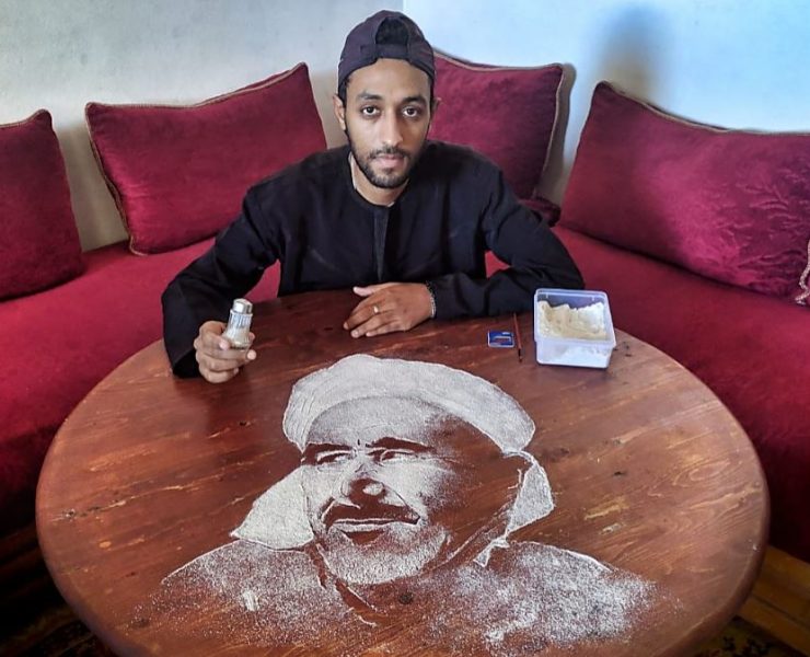 أدواته مائدة صغيرة وكيس ملح: تعرف على الفنان المغربي إسماعيل هجيلة