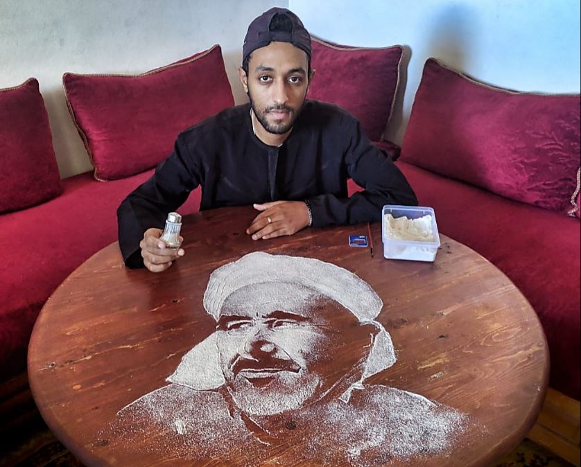 أدواته مائدة صغيرة وكيس ملح: تعرف على الفنان المغربي إسماعيل هجيلة