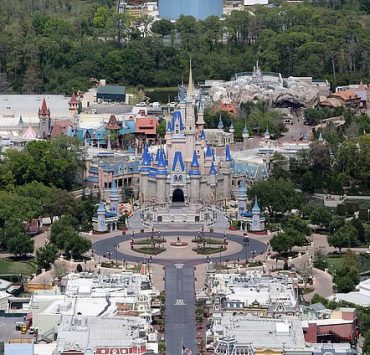 القبض على رجل خيم فى جزيرة ديزنى لاند 3 أيام بسبب كورونا رغم الإغلاق