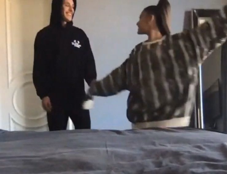 كليب أغنية "Stuck With U" للمطربة إريانا جرانديه يكشف عن صديقها الجديد