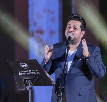 حاتم العراقي يطرب مسامع جمهور مسرح المجاز بأعذب الأغنيات في حفلات عيد الفطر