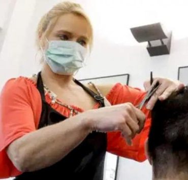 البروفيسور أناتولي التشتاين الشعر يساعد على انتشار فيروس كورونا المستجد.