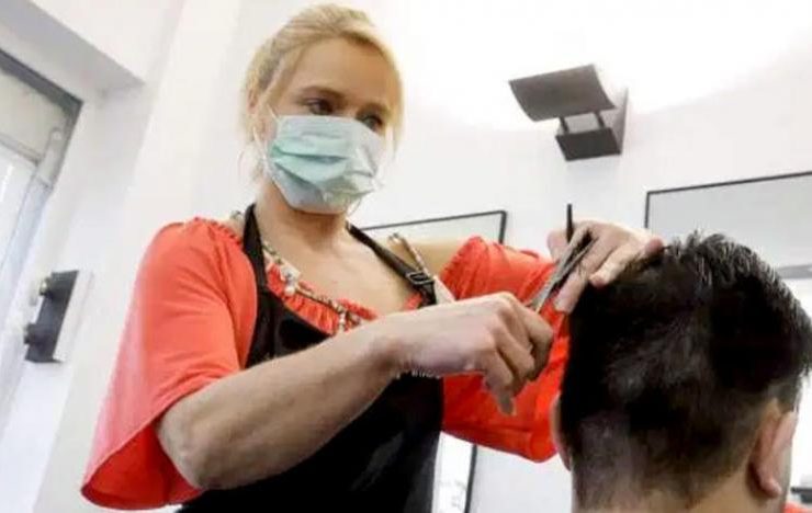 البروفيسور أناتولي التشتاين الشعر يساعد على انتشار فيروس كورونا المستجد.