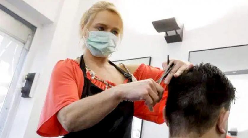 البروفيسور أناتولي التشتاين الشعر يساعد على انتشار فيروس كورونا المستجد.