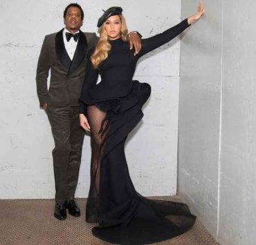 مزاد علني افتراضي على فساتين نجمات عالميات في مزاد لمحاربة كورونا