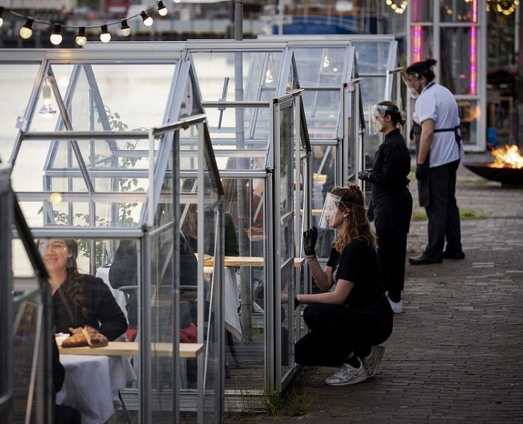 مطعم هولندي يتحدى كورونا ويستقبل زبائنه في بيوت زجاجية