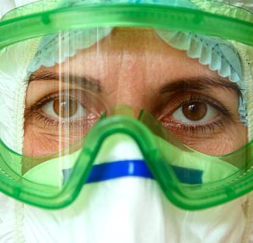 فيروس كورونا يدخل من العين والدموع تنقل العدوى