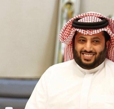 تركى آل الشيخ ينشر صورة لأصدقائه عمرو دياب وحمادة إسماعيل منذ 30 عامًا