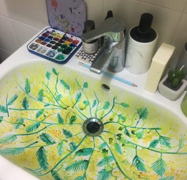 إيطالية ترسم لوحات فنية على أحواض الحمام لتواجه ملل غسل اليدين.