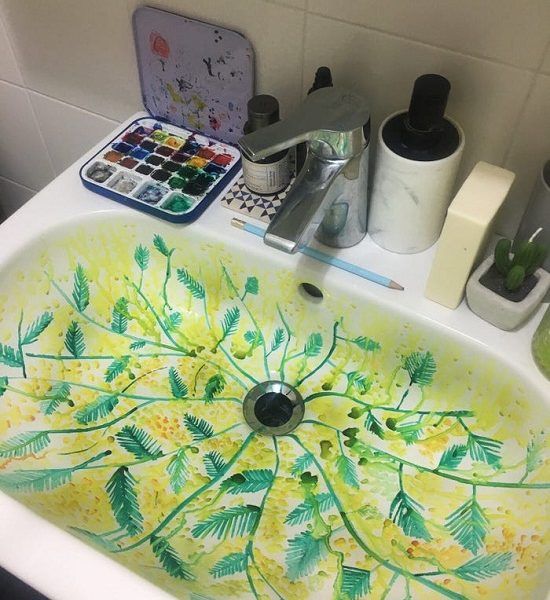إيطالية ترسم لوحات فنية على أحواض الحمام لتواجه ملل غسل اليدين.