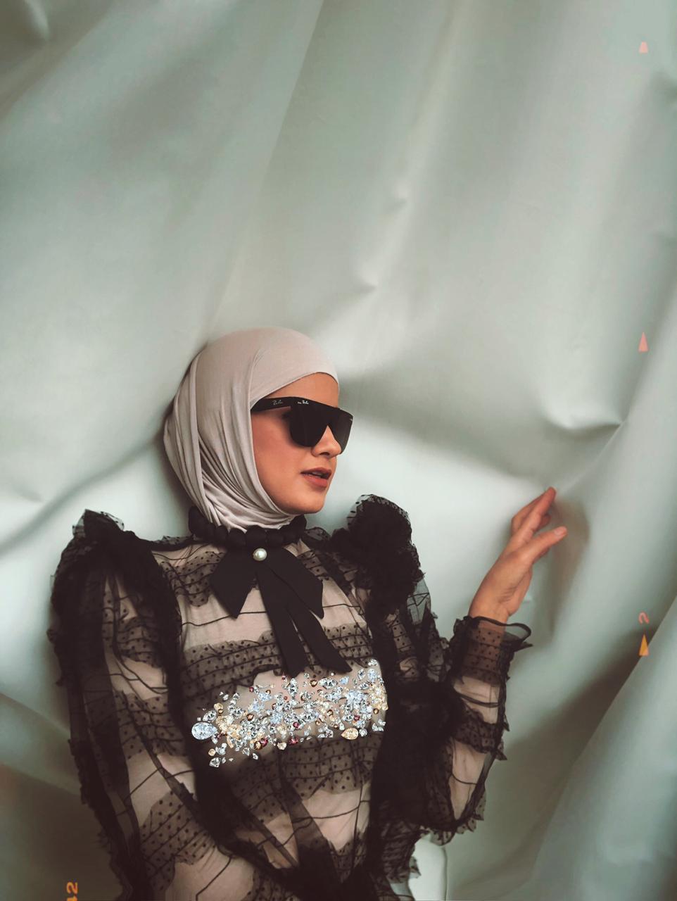 مزيج من الألوان المطرزة بالجرأة والإبداع المصممة ساره طه