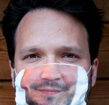 كمامة بلجيكية لا تخفي ملامح الوجه