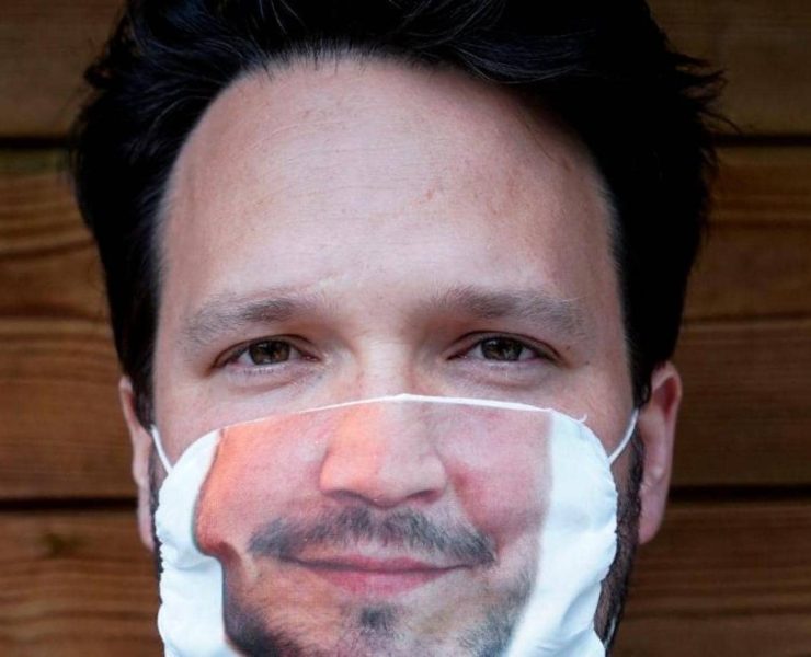 كمامة بلجيكية لا تخفي ملامح الوجه