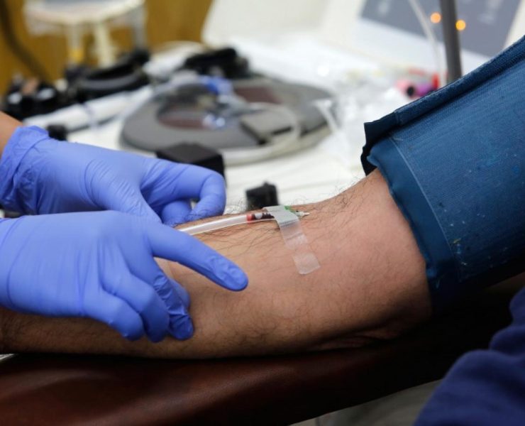 التبرع ببلازما الدم للمتعافين من فايروس كورونا في مصر يتحول لسوق سوداء