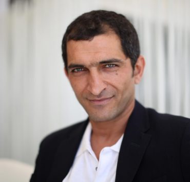 عمرو واكد يعلن تعافيه وابنه من فيروس كورونا