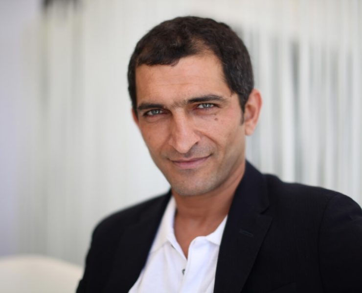 عمرو واكد يعلن تعافيه وابنه من فيروس كورونا