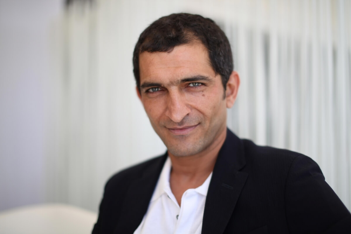 عمرو واكد يعلن تعافيه وابنه من فيروس كورونا