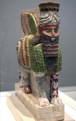 الفنان مايكل راكوفيتز يعيد استكشاف قطع أثرية دمرت ونهبت من العراق