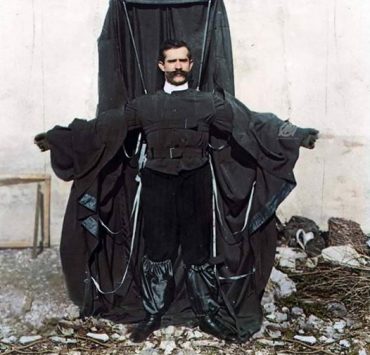 شاهد الفيديو النادر ل "فرانز رايكلت" الذي قفز من برج إيفل عام 1912.