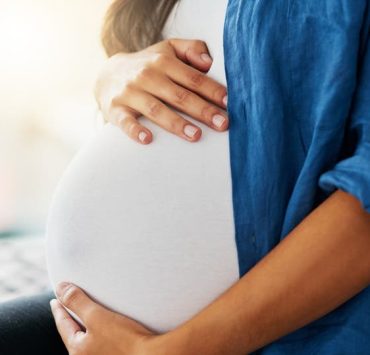 انتقال كوفيد 19 من الأم الحامل للجنين..نادر جداً