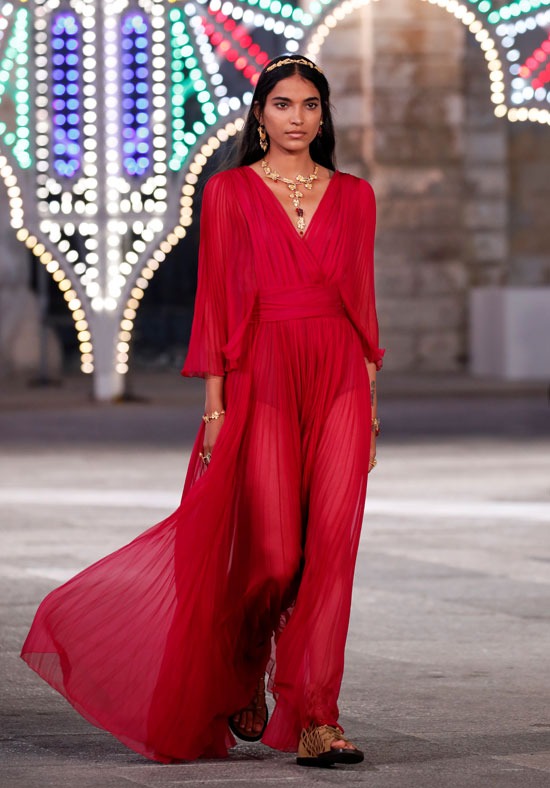 مجموعة ديور Cruise 2021 تسلط الضوء على تقاليد مدينة "ليتشى" الإيطالية