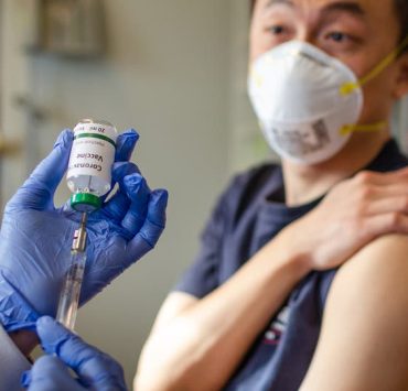 بريطانيا تستعد لحملة التطعيم ضد كورونا بشراء 65 مليون أداة حقن