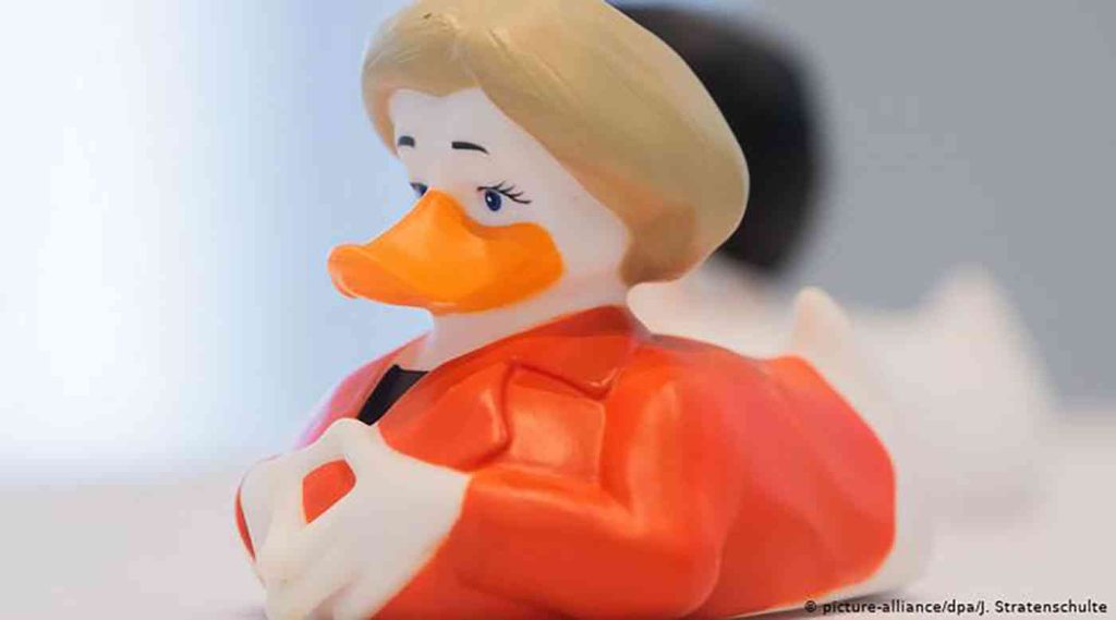 معرضً للبشر بأعين بط تحت عنوان "دوكومينتا"