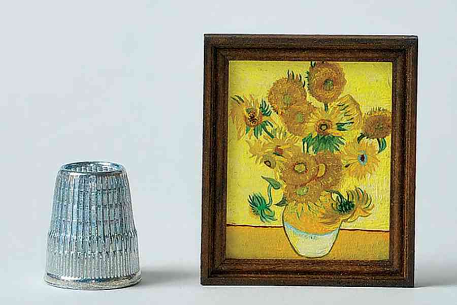 لوحات مصغرة لرسامين مشهورين بحجم طابع بريد