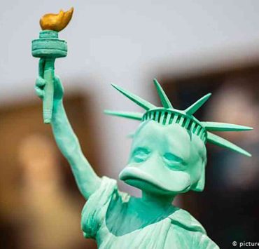 معرضً للبشر بأعين بط تحت عنوان "دوكومينتا"