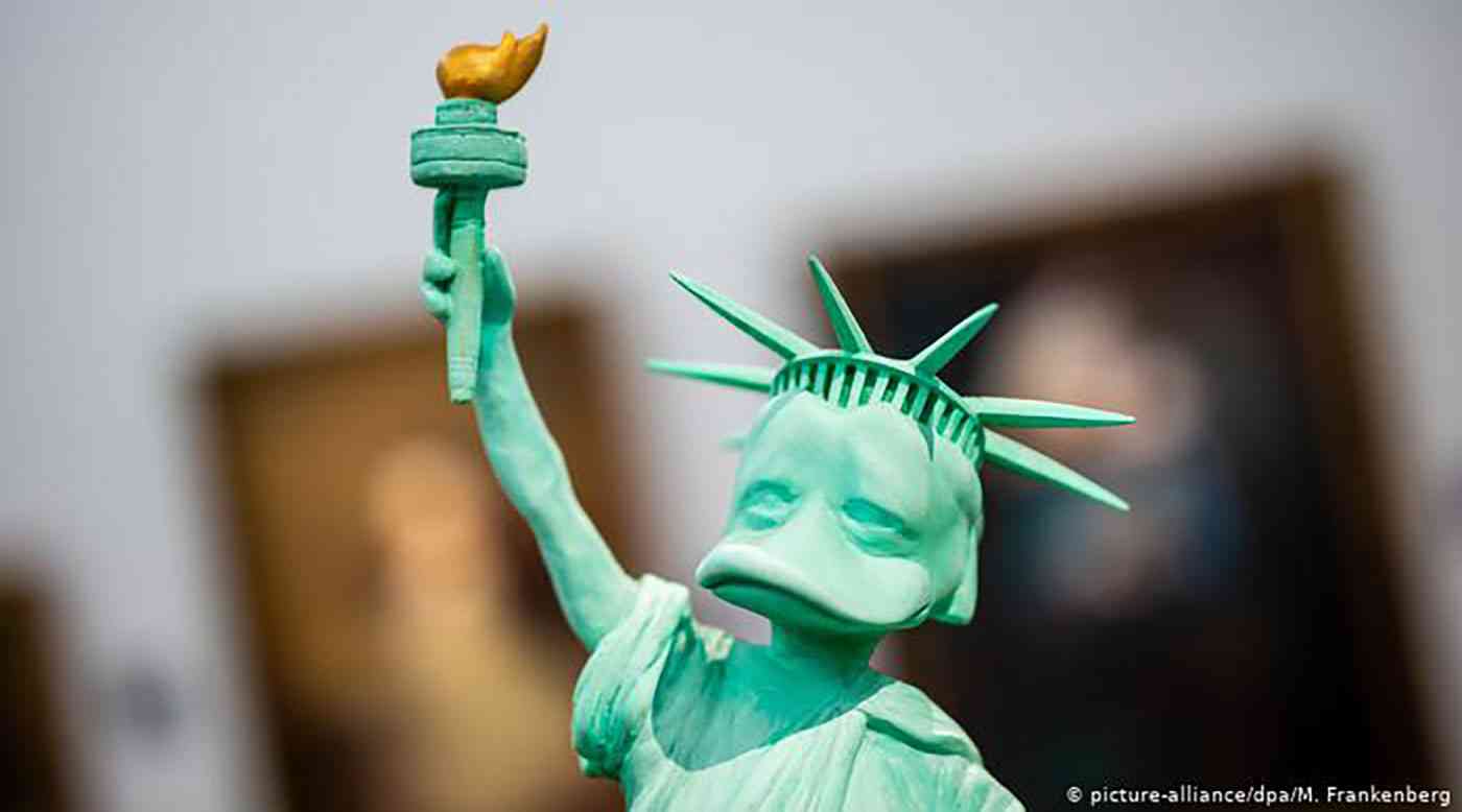 معرضً للبشر بأعين بط تحت عنوان "دوكومينتا"