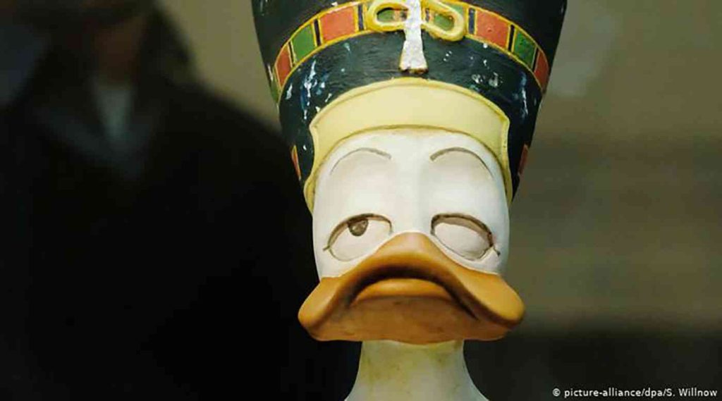 معرضً للبشر بأعين بط تحت عنوان "دوكومينتا"