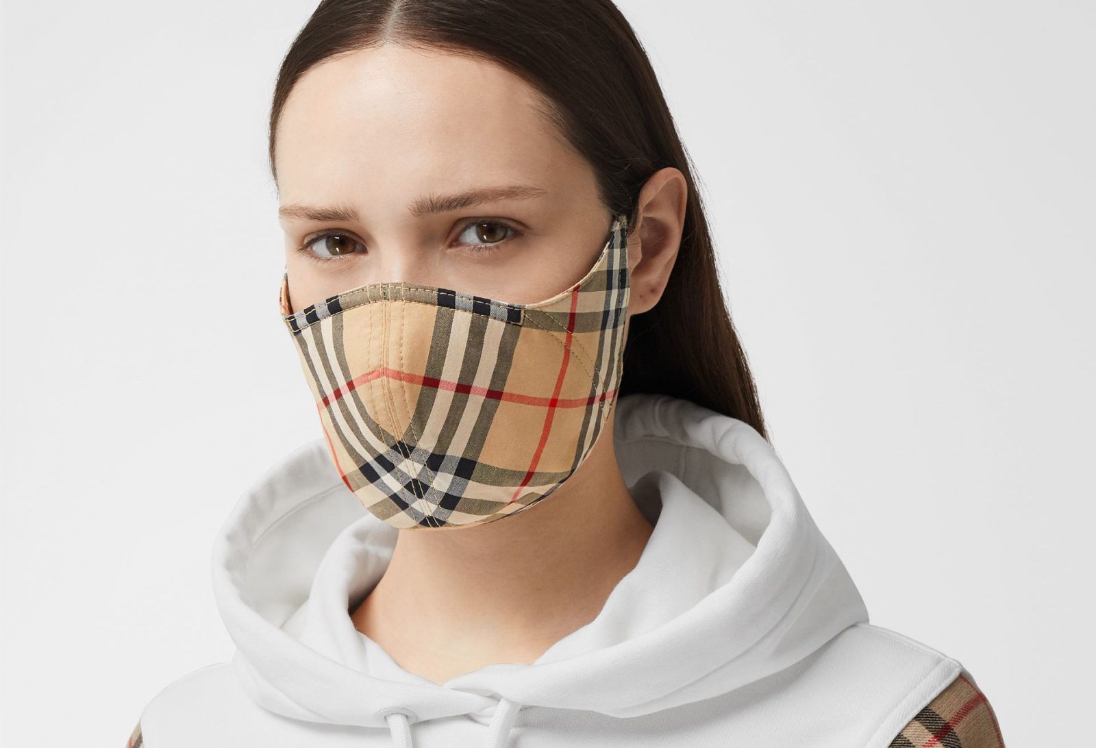 Burberry تصدر قناعاً طبياً لمحاربة كورونا