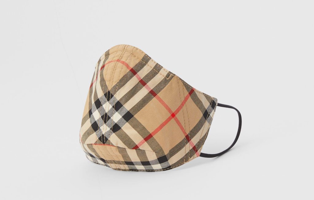 Burberry تصدر قناعاً طبياً لمحاربة كورونا